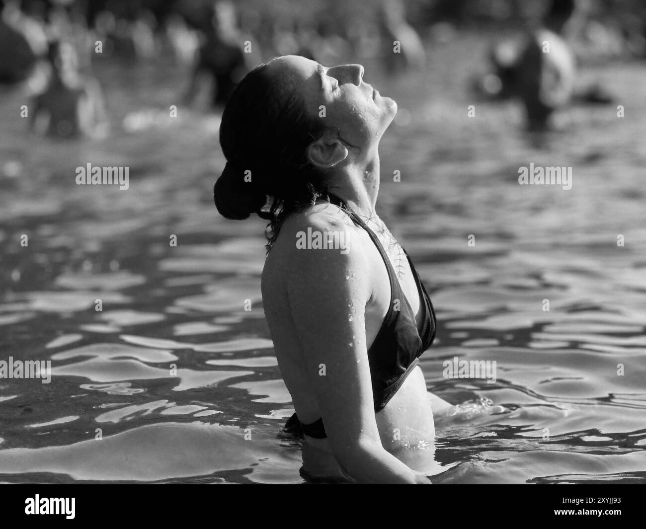 Sommerferien 2024 Berlin, Deutschland -29.8,2024: Menschen geniessen das Wasser beim Baden an der Krummen Lanke, einem See in Berlin-Zehlendorf., bei 34 Grad Celsius. Am Sonntag endet die Sommerferien in Berlin. Berlin Stockfoto