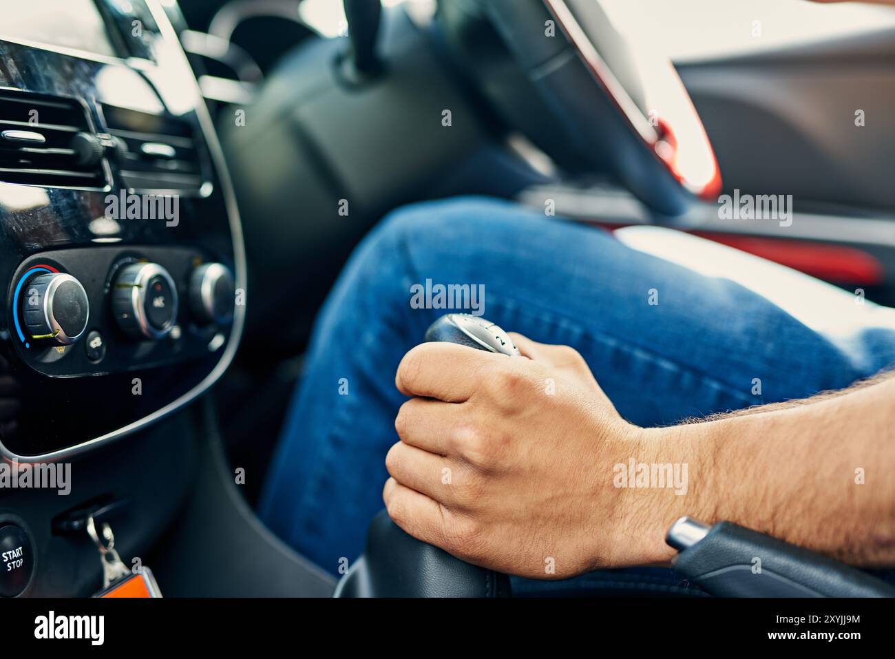 Fahrer, Hand und Gangwechsel im Fahrzeug für Geschwindigkeit, Fahrt oder Fahrt auf dem Auto. Nahaufnahme, Transport oder Schaltgetriebe für schnelle, kraftvolle oder Stockfoto
