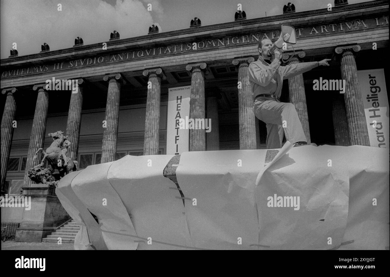 Deutschland, Berlin, 14. Juni 1991, Kunstaktion im Lustgarten und im Alten Museum für erschwingliche Ateliermieten für Künstler, überdachte Granitschale, meg Stockfoto