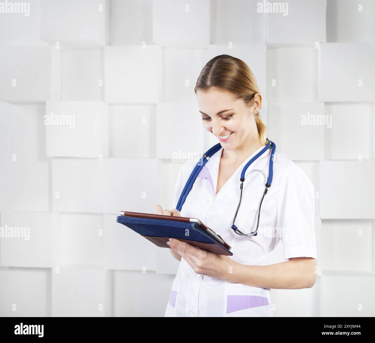 Ärztin mit Tablet-PC arbeiten Stockfoto