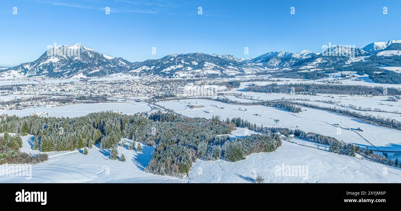 Blick von der Wittelsbacher Höhe bei Ofterschwang in das schneebedeckte Oberallgäu an einem sonnigen Tag im Winter Stockfoto