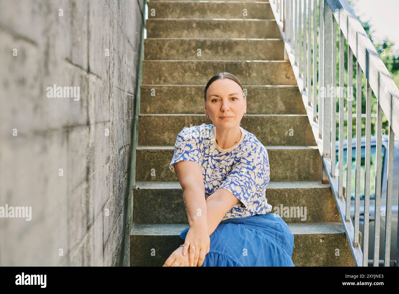 Mode-Portrait einer hübschen 40- bis 45-jährigen Frau, die draußen posiert Stockfoto