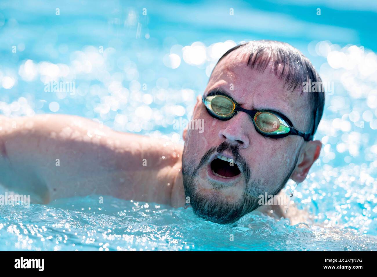 Schwimmender Soldat auf 1000 Metern Schwimmwettbewerb von einer Mannschaft mit ukrainischen Soldaten, die an der Front verletzt wurden. Viele der Soldaten verloren im Kampf Gliedmaßen, während andere einen Teil ihres Körpers gelähmt hatten. Schwimmen hilft ihnen bei den Erholungsprozessen. *** Schwimmsoldat auf 1000 Metern Schwimmwettbewerb von einer Mannschaft Truppen mit ukrainischen Soldaten, die an der Front verletzt wurden viele der Soldaten verloren Gliedmaßen im Kampf, während andere einen Teil ihres Körpers haben gelähmt Schwimmen hilft ihnen bei der Erholung Stockfoto