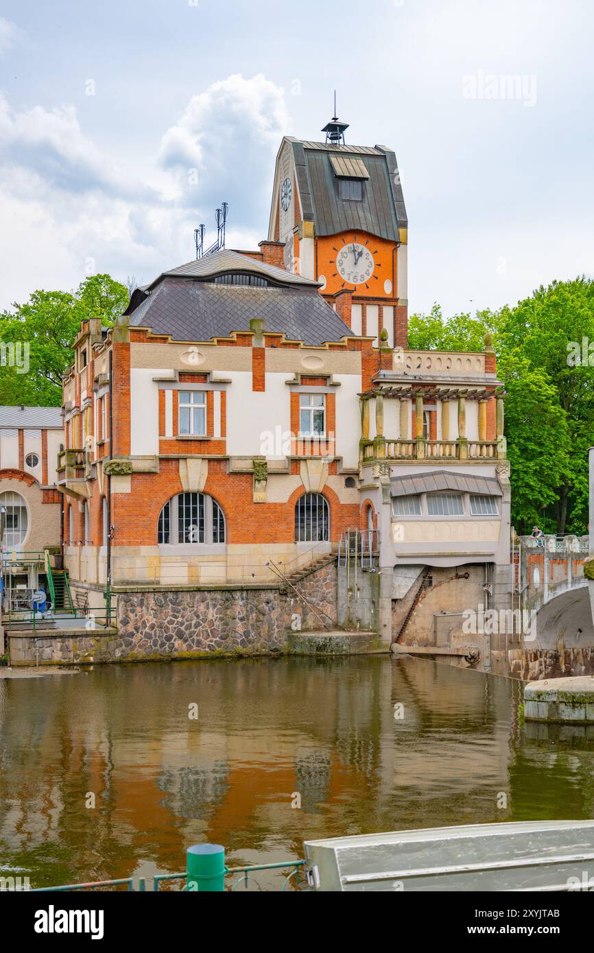 Das Wasserkraftwerk Hucak in Hradec Kralove zeigt seine atemberaubende Jugendstilarchitektur, die die historische Bedeutung der Baukunst des frühen 20. Jahrhunderts am Ufer des Flusses widerspiegelt. Stockfoto