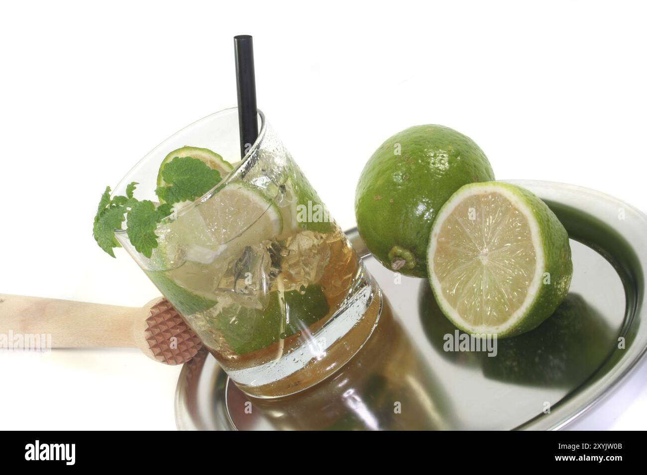 Mojito auf einem Tablett mit frischen Limetten und Zitronenmelisse Stockfoto