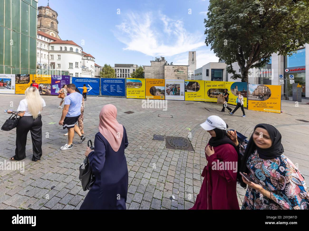 Bauzaun in der Innenstadt von Stuttgart. Signa Real Estate plante an der Ecke König-/Schulstraße ein Geschäftshaus für Handel, Gastronomie und Büro. Mit der Pleite ist die Zukunft des Filetgrundstücks aber offen. // 29.08.2024: Stuttgart, Baden-Württemberg, Deutschland, Europa *** Bauzaun in der Stuttgarter Innenstadt Signa Real Estate plante an der Ecke König Schulstraße ein Gewerbegebäude für Handel, Gastronomie und Büros. Die Zukunft der Haupteigenschaft ist jedoch eröffnet 29 08 2024 Stuttgart, Baden Württemberg, Deutschland, Europa Stockfoto