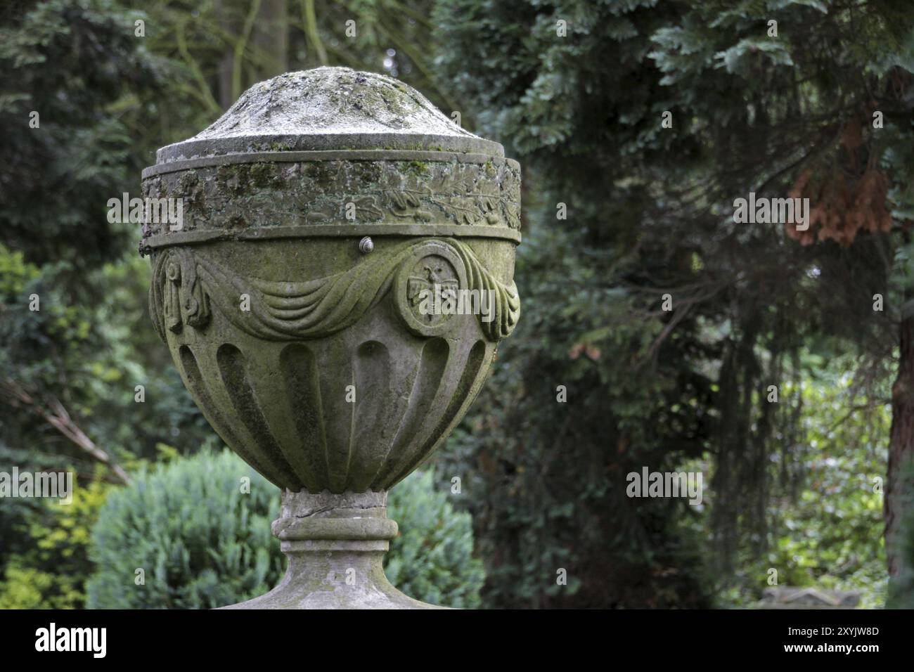 Steinurne auf einem Grab Stockfoto