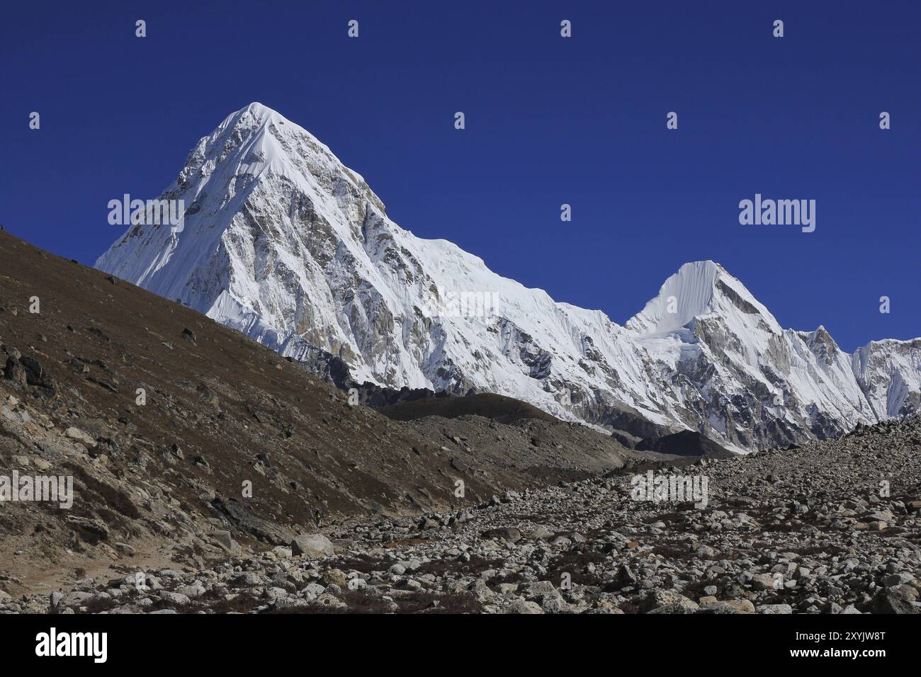 Azurblauen Himmel über Mount Pumori Stockfoto