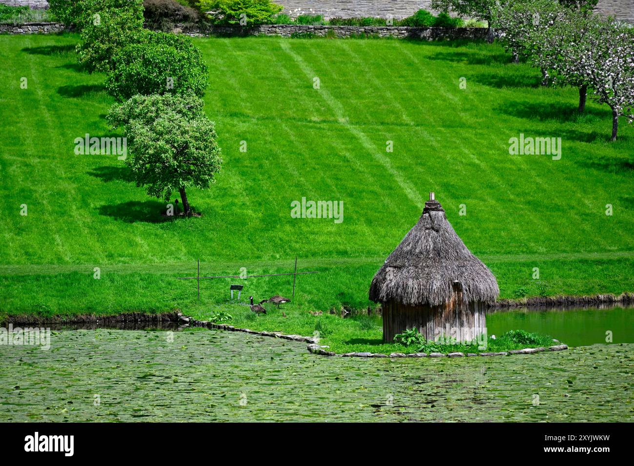 Blick auf den See und das strohgedeckte Entenhaus im Herkules Garden, der 9 Hektar große ummauerte Garten am Blair Atholl Castle Stockfoto