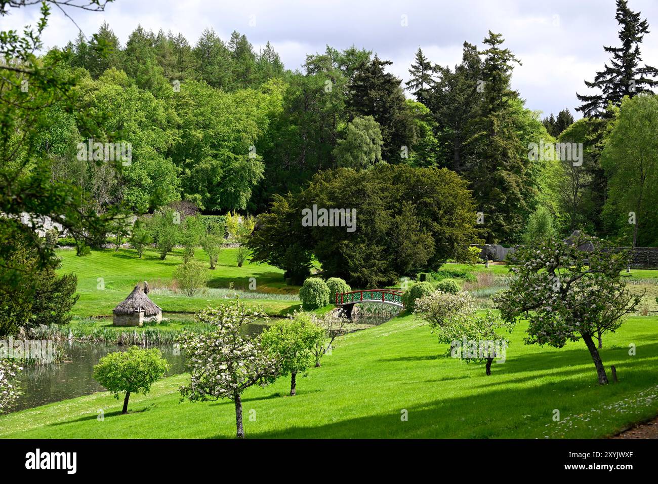 Blick auf den See, die Brücke und das Entenhaus im ummauerten Garten von Blair Atholl Castle im Frühling Stockfoto
