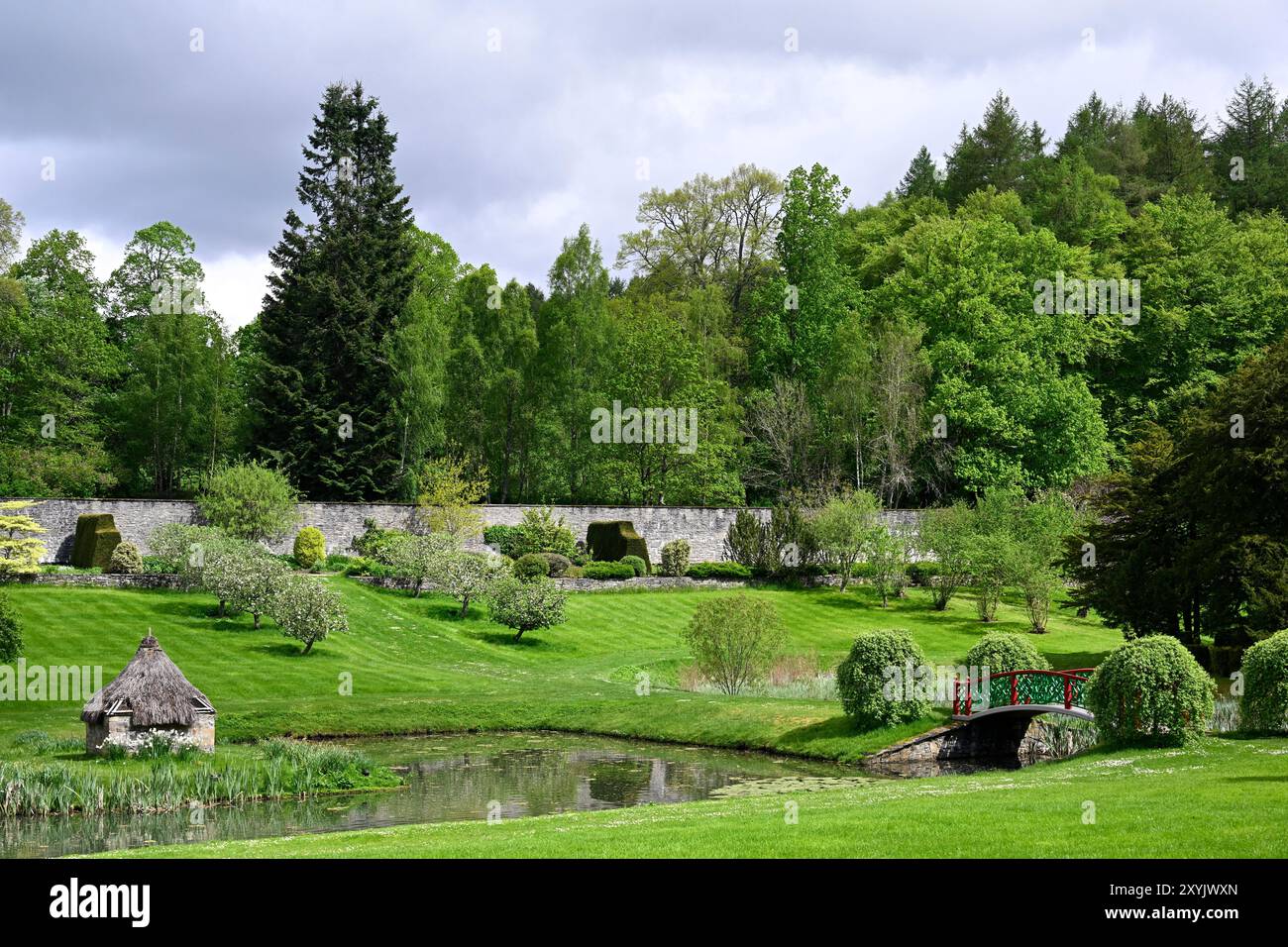 Blick auf den See, die Brücke und das Entenhaus im ummauerten Garten von Blair Atholl Castle im Frühling Stockfoto