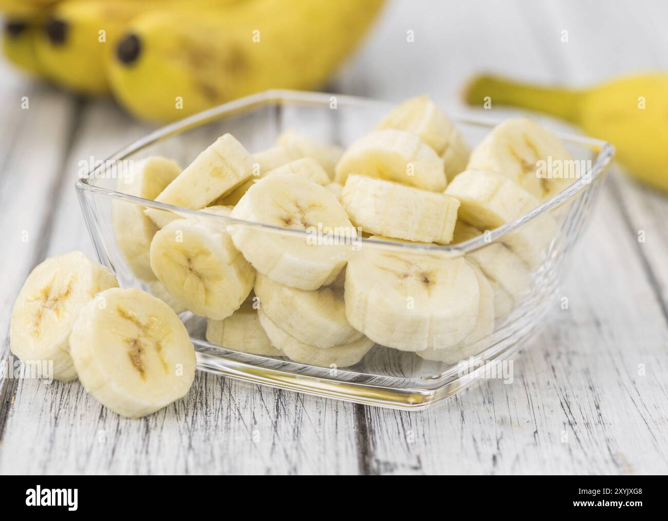 Bananen in Scheiben geschnitten auf einer vintage Hintergrund als detaillierte Nahaufnahme, selektiver Fokus Stockfoto