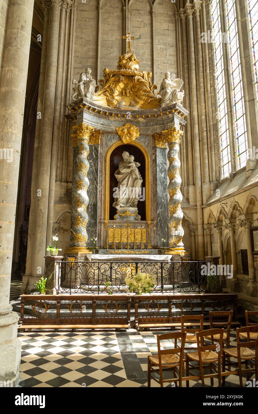 Statue von St. Joseph, 1833 Altaraufsatz von Jean-Baptiste Dupuis. Kathedrale Von Amiens Stockfoto