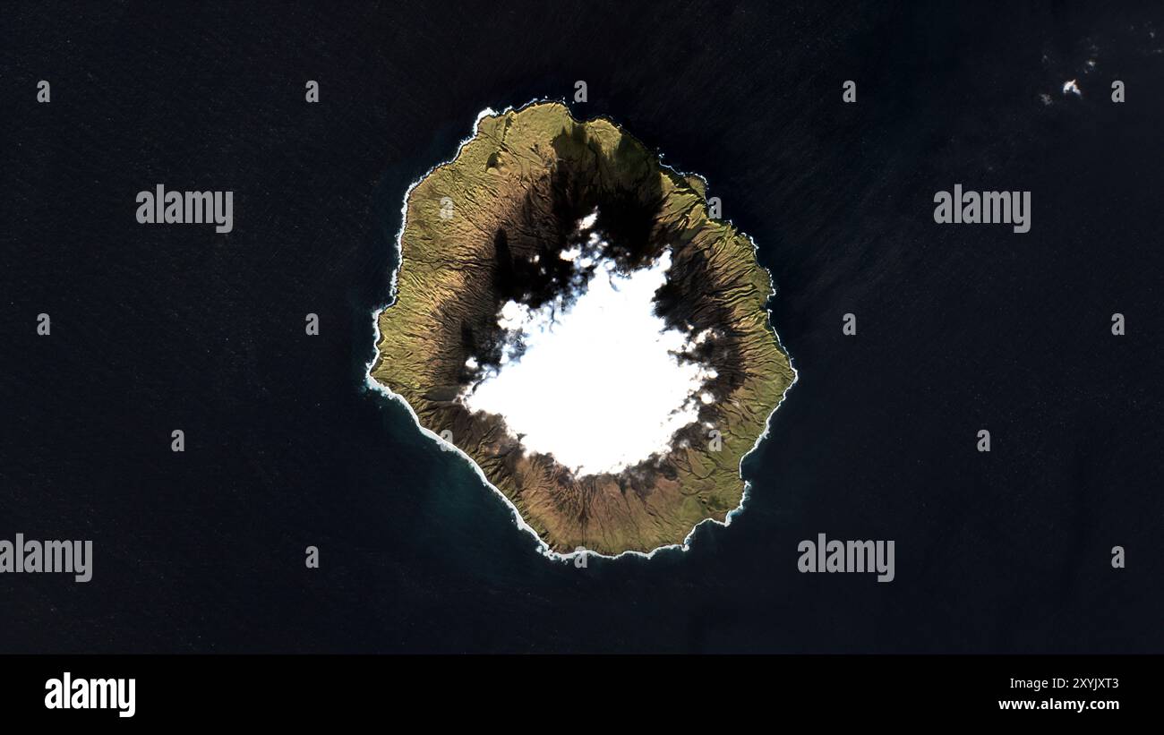 Gareloi Island in der Beringsee auf einem Satellitenbild, das am 5. November 2020 aufgenommen wurde Stockfoto