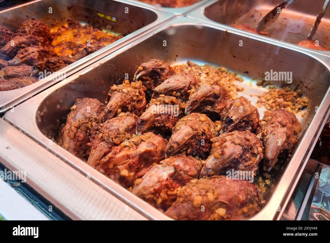 Kaninchenfleisch ist eine Delikatesse in der Provinz Sichuan in China. Hier wird gegrillter Kaninchenkopf zum Verkauf in einem Imbissstand vorgestellt Stockfoto