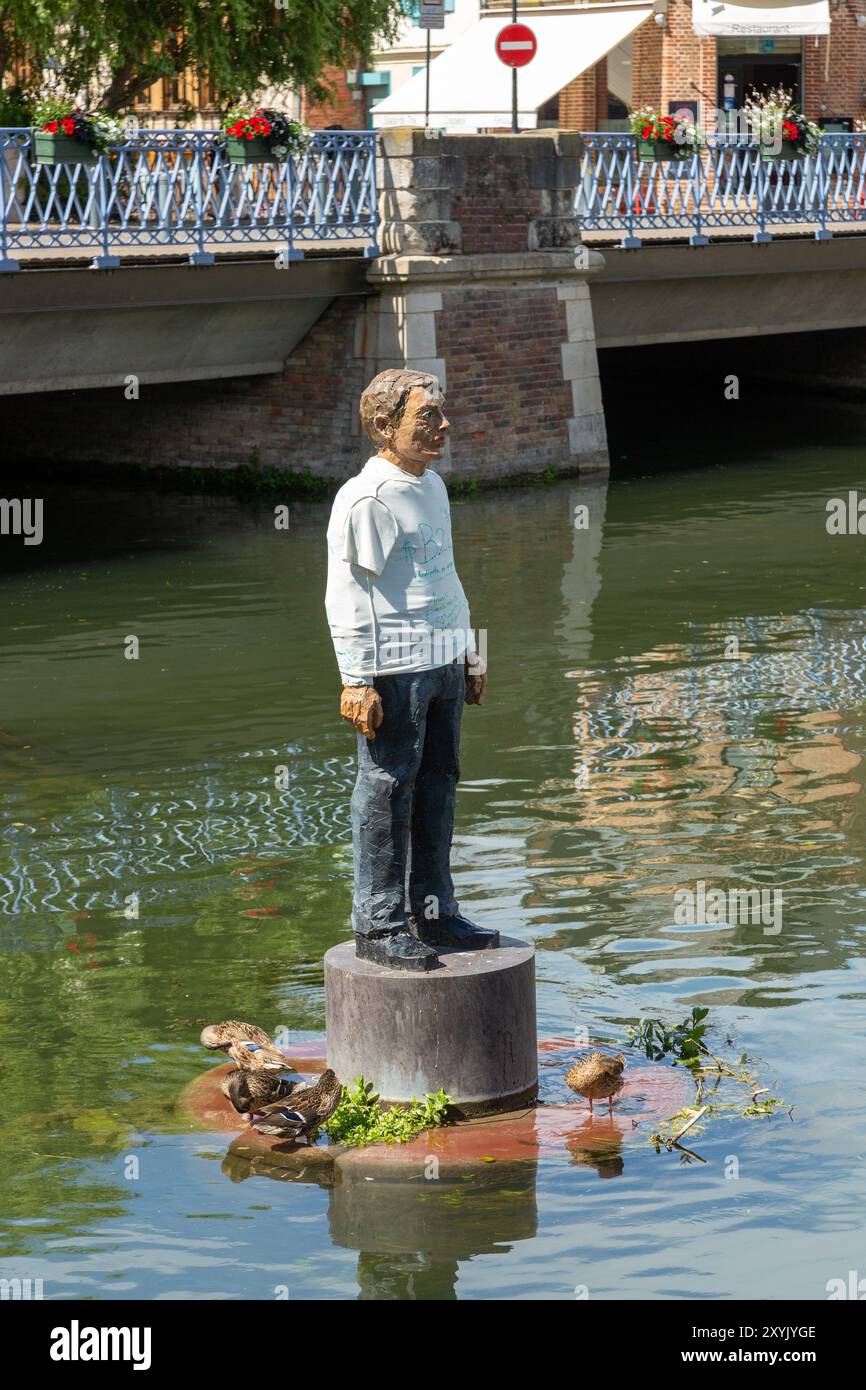 Der Mann auf seiner Boje (L’Homme sur sa bouée) des deutschen Künstlers Stephan Balkenhol in der Mitte der Somme in Amiens Somme, Frankreich Stockfoto