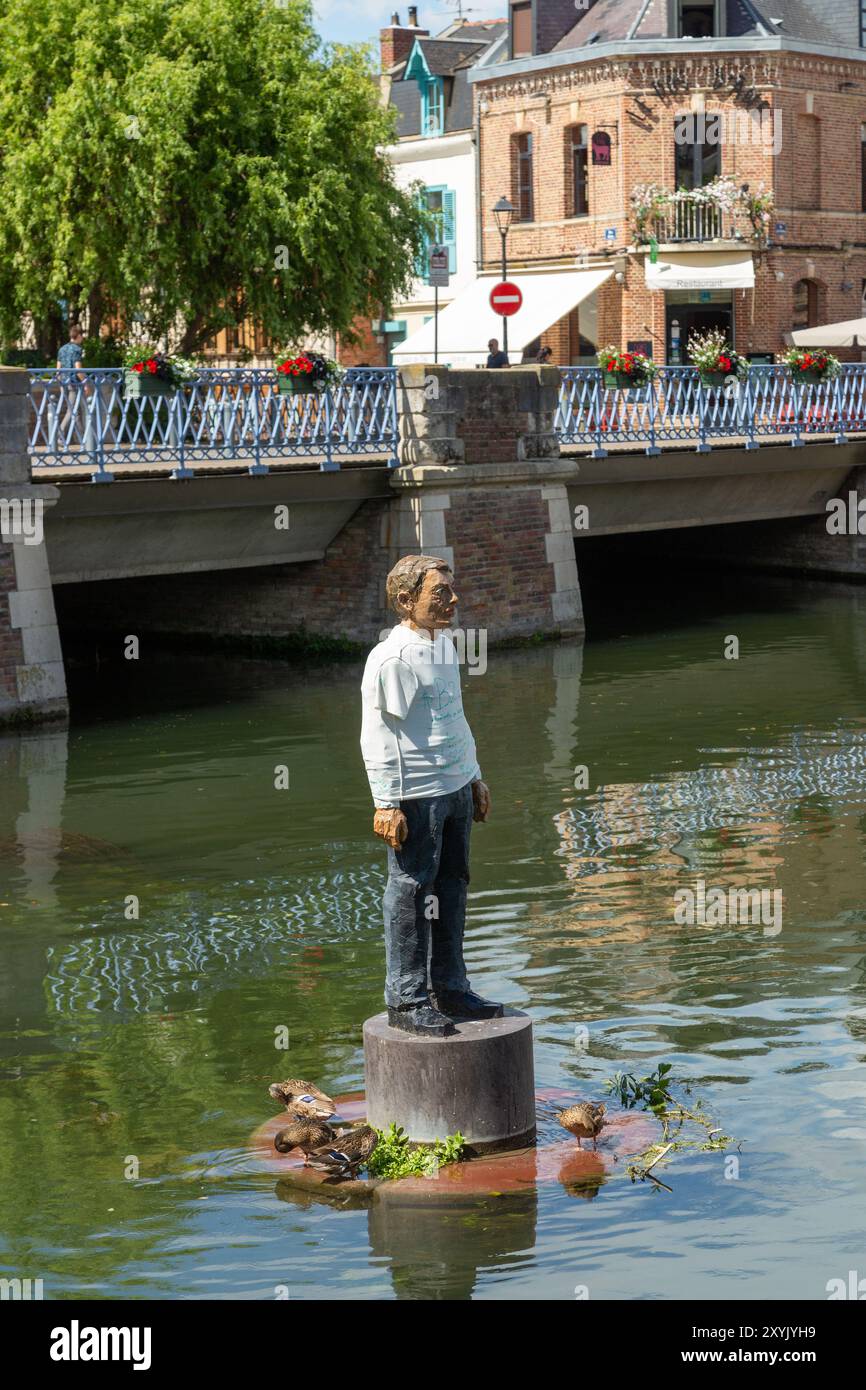Der Mann auf seiner Boje (L’Homme sur sa bouée) des deutschen Künstlers Stephan Balkenhol in der Mitte der Somme in Amiens Somme, Frankreich Stockfoto