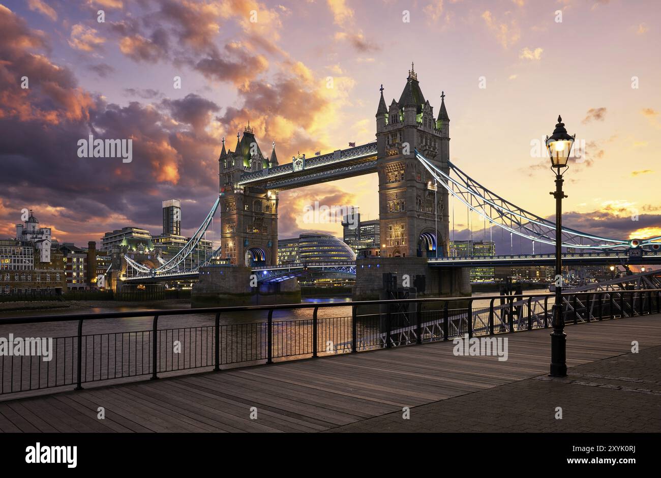 Tower Bridge bei Sonnenuntergang in London Stockfoto