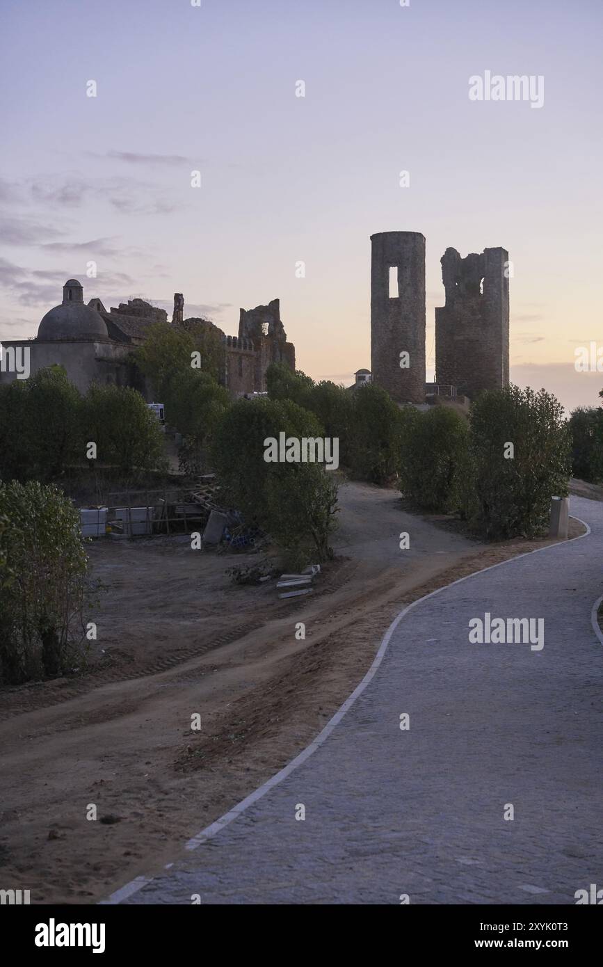 Historisches Stadtschloss von Montemor o Novo in Ruinen in Alentejo bei Sonnenuntergang, Portugal, Europa Stockfoto