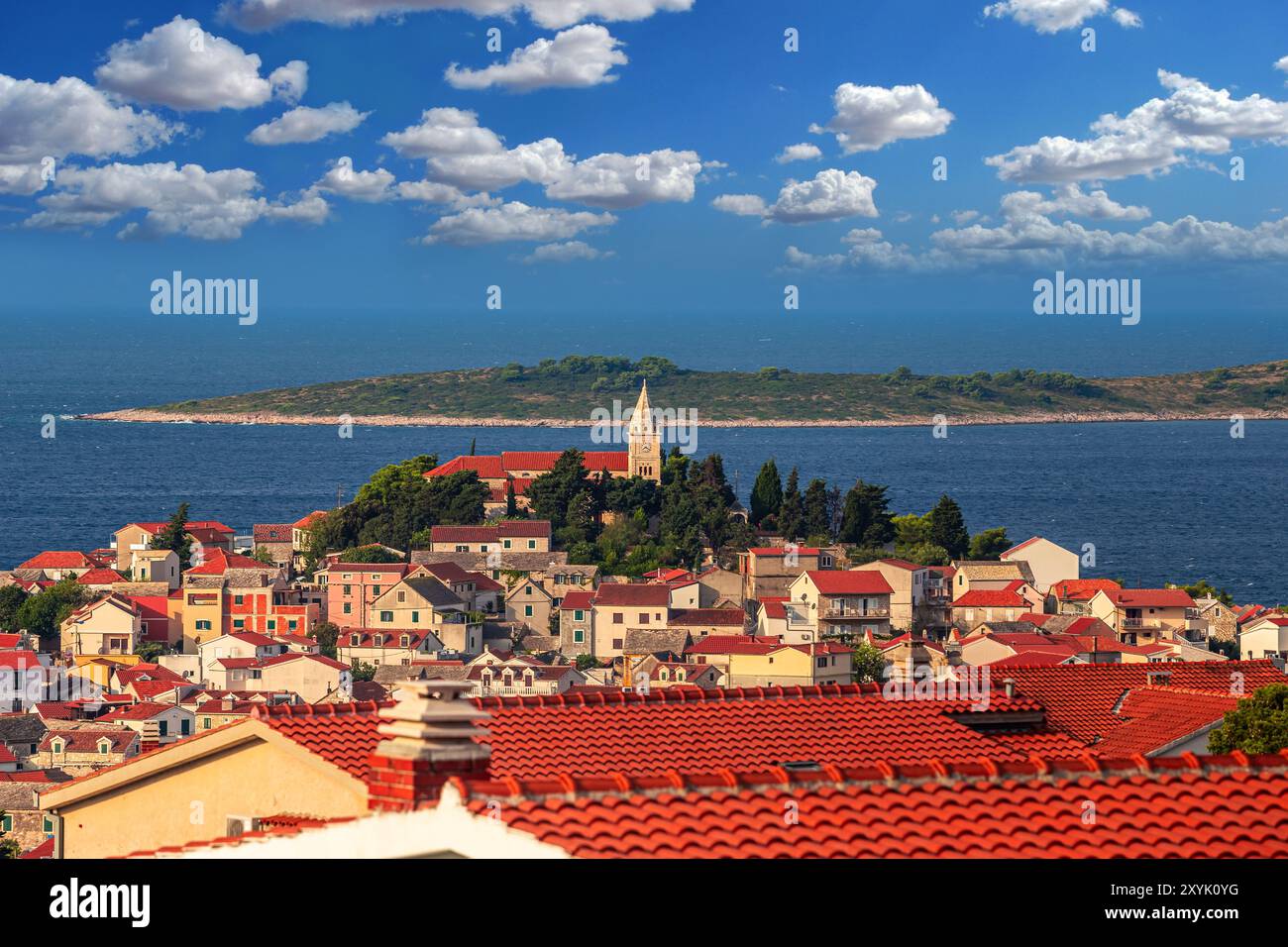 Primosten, Kroatien - die wunderschöne St. Georgs Kirche auf der Halbinsel Primosten und Altstadt an einem sonnigen Sommermorgen in Dalmatien, Kroatien an der Adria Stockfoto