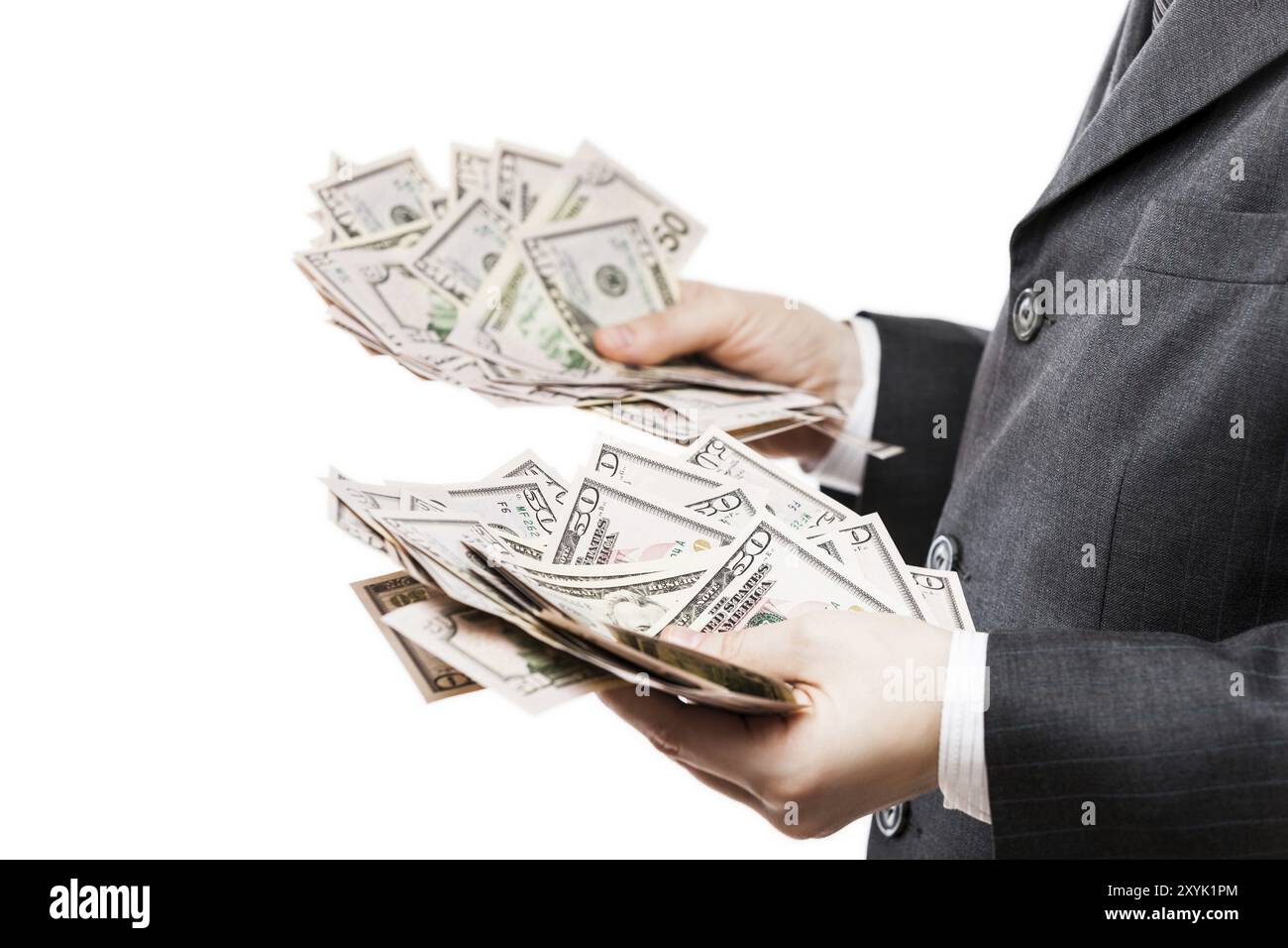 Business Success Concept, Geschäftsmann in schwarzem Anzug, der Geld in US-Dollar hält Stockfoto
