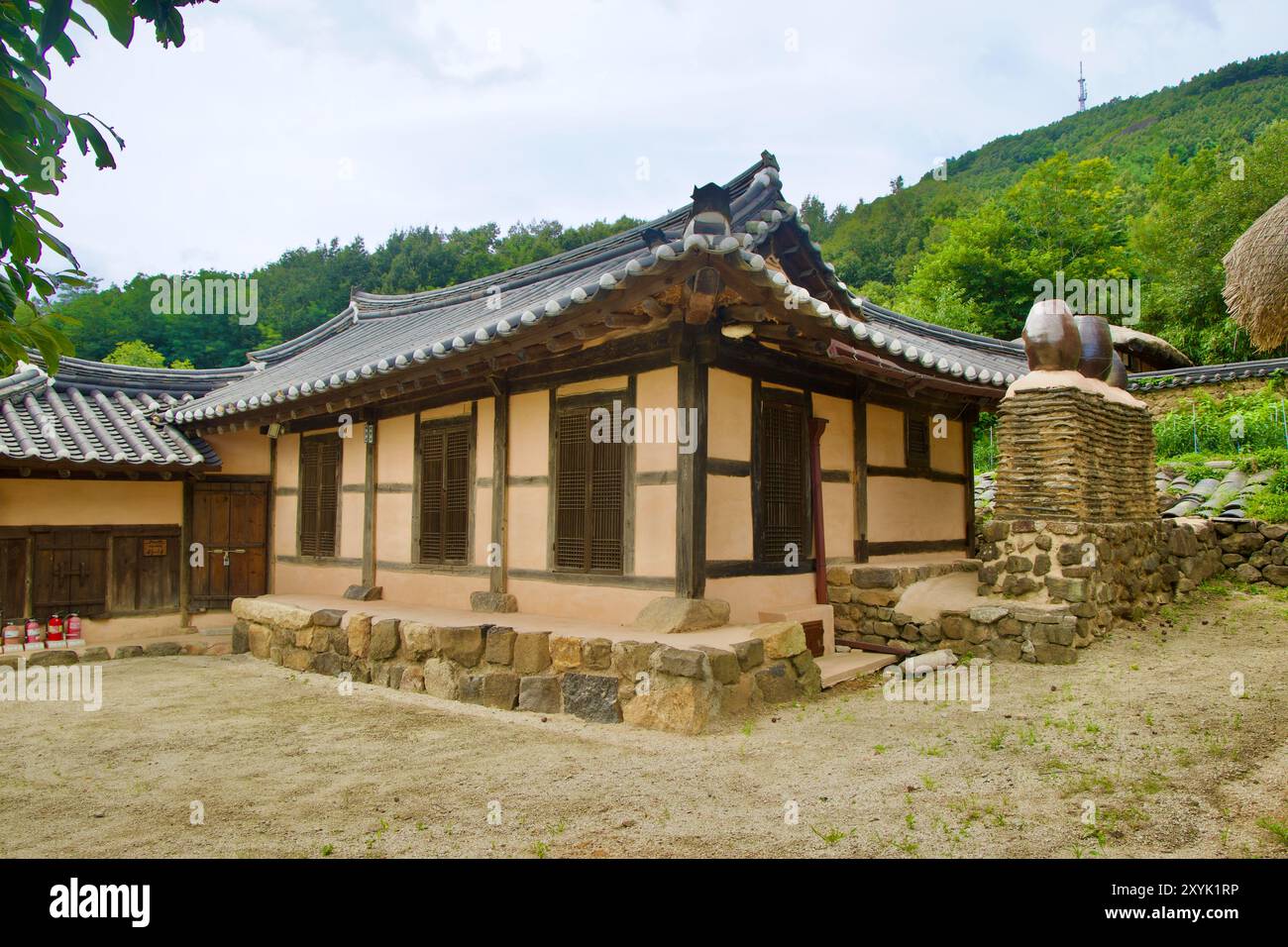 Goseong County, Südkorea - 28. Juli 2024: Ein traditionelles hanok-Haus im Dorf Wanggok, mit einem markanten Steinkamin und Lehmwänden, exe Stockfoto