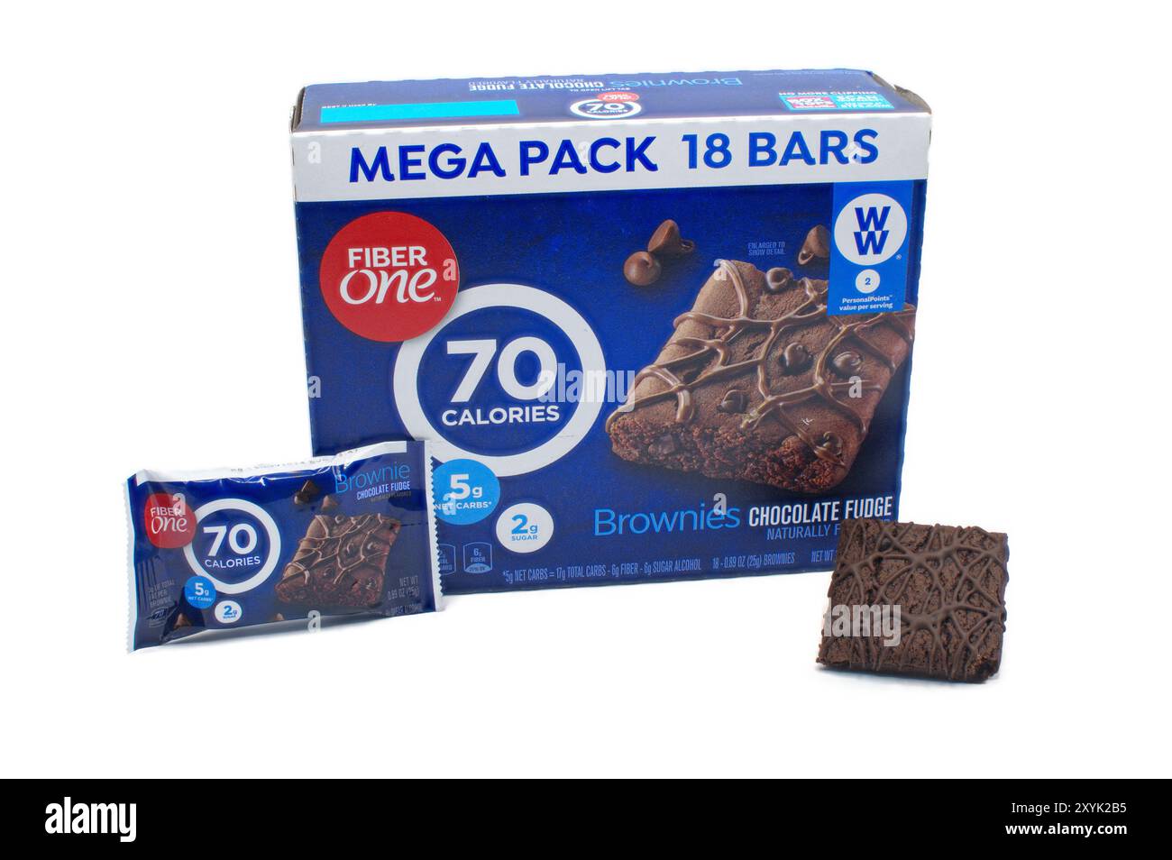 Ocala, FL 5-4-24 Fiber One Chocolate Fudge Brownies Mega Pack 18 Tiegel nur 70 Kalorien in hellblauer Verpackung isoliert auf weißem Hintergrund Stockfoto