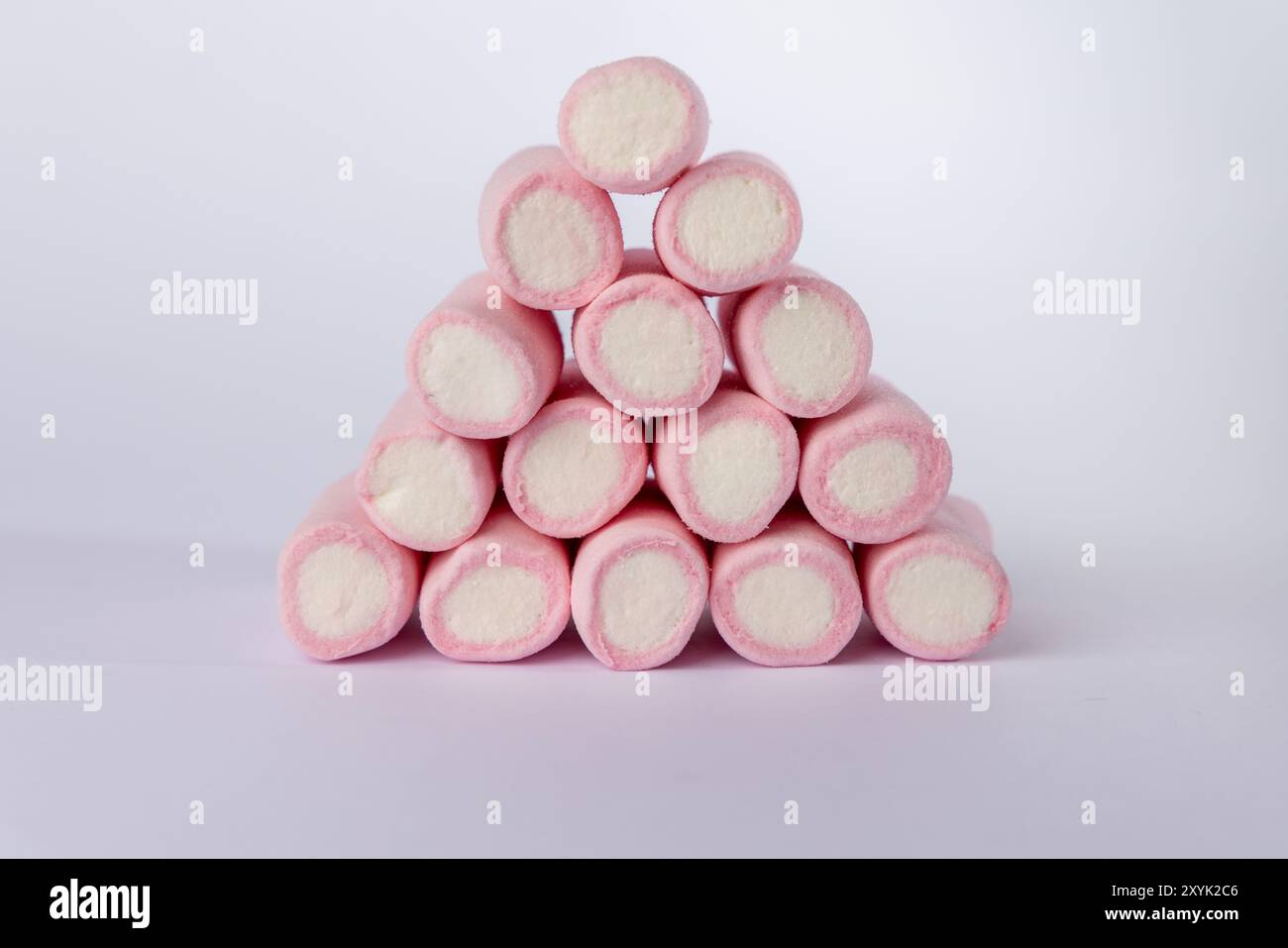 Eine horizontale Aufnahme einer Marshmallows-Pyramide, die in der Mitte des Rahmens angeordnet ist. Der klare, weiße Hintergrund verstärkt den Fokus auf das Moor Stockfoto