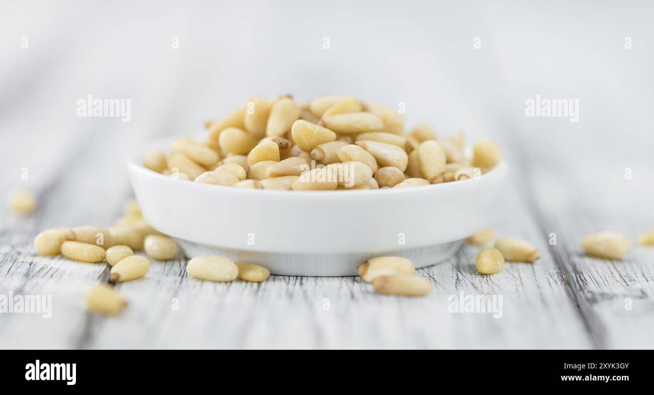 Pinienkernen auf einem vintage Hintergrund als detaillierte Nahaufnahme (selektive Fokus) Stockfoto