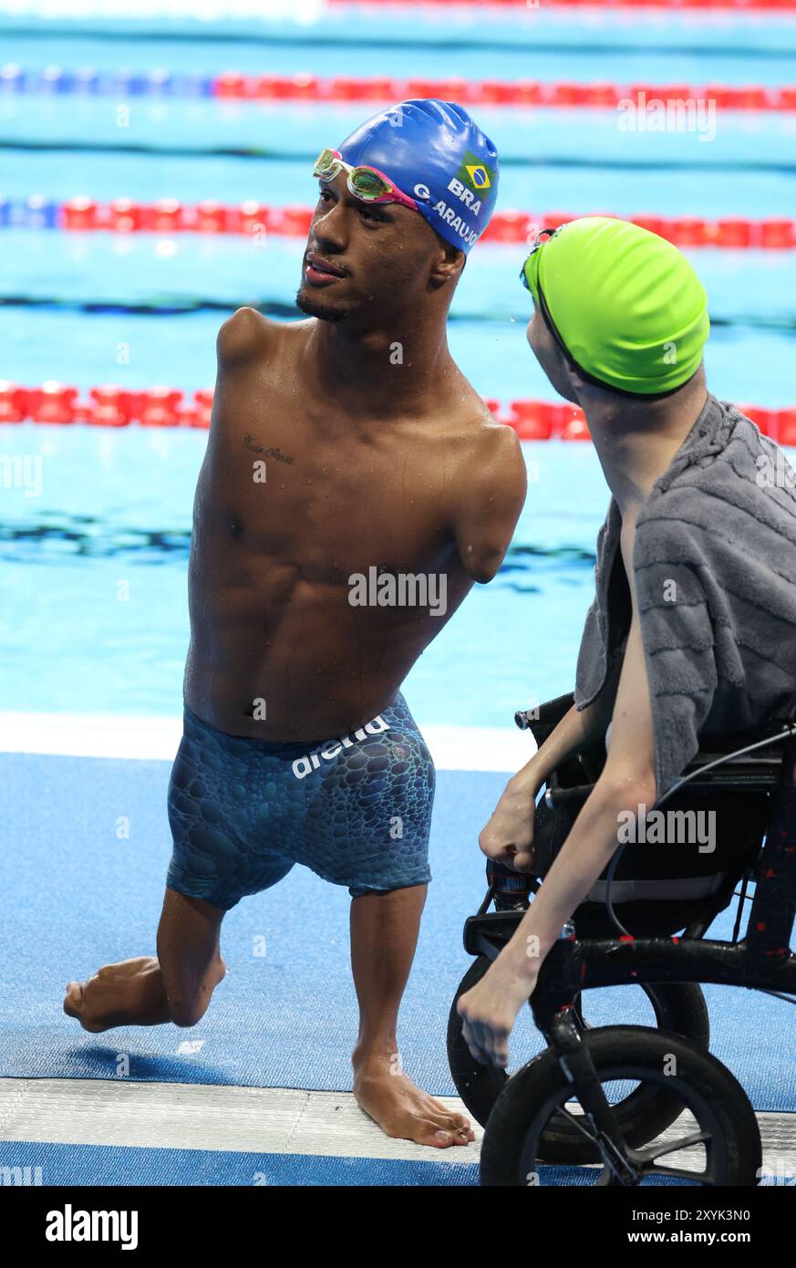 Paris, Frankreich. August 2024. Gabriel Geraldo dos Santos Araujo vom brasilianischen Team, nachdem er am ersten Tag der Paralympischen Spiele 2024 in Paris die Goldmedaille im 100-m-S2-Finale der Männer gewonnen hatte. Quelle: Isabel Infantes/Alamy Live News Stockfoto