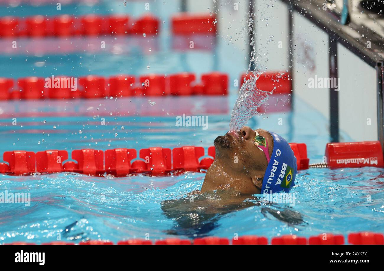 Paris, Frankreich. August 2024. Gabriel Geraldo dos Santos Araujo vom Team Brasilien feiert seine Goldmedaille, nachdem er am ersten Tag der Paralympischen Spiele 2024 in Paris das 100 m lange S2-Finale der Männer gewonnen hat. Quelle: Isabel Infantes/Alamy Live News Stockfoto