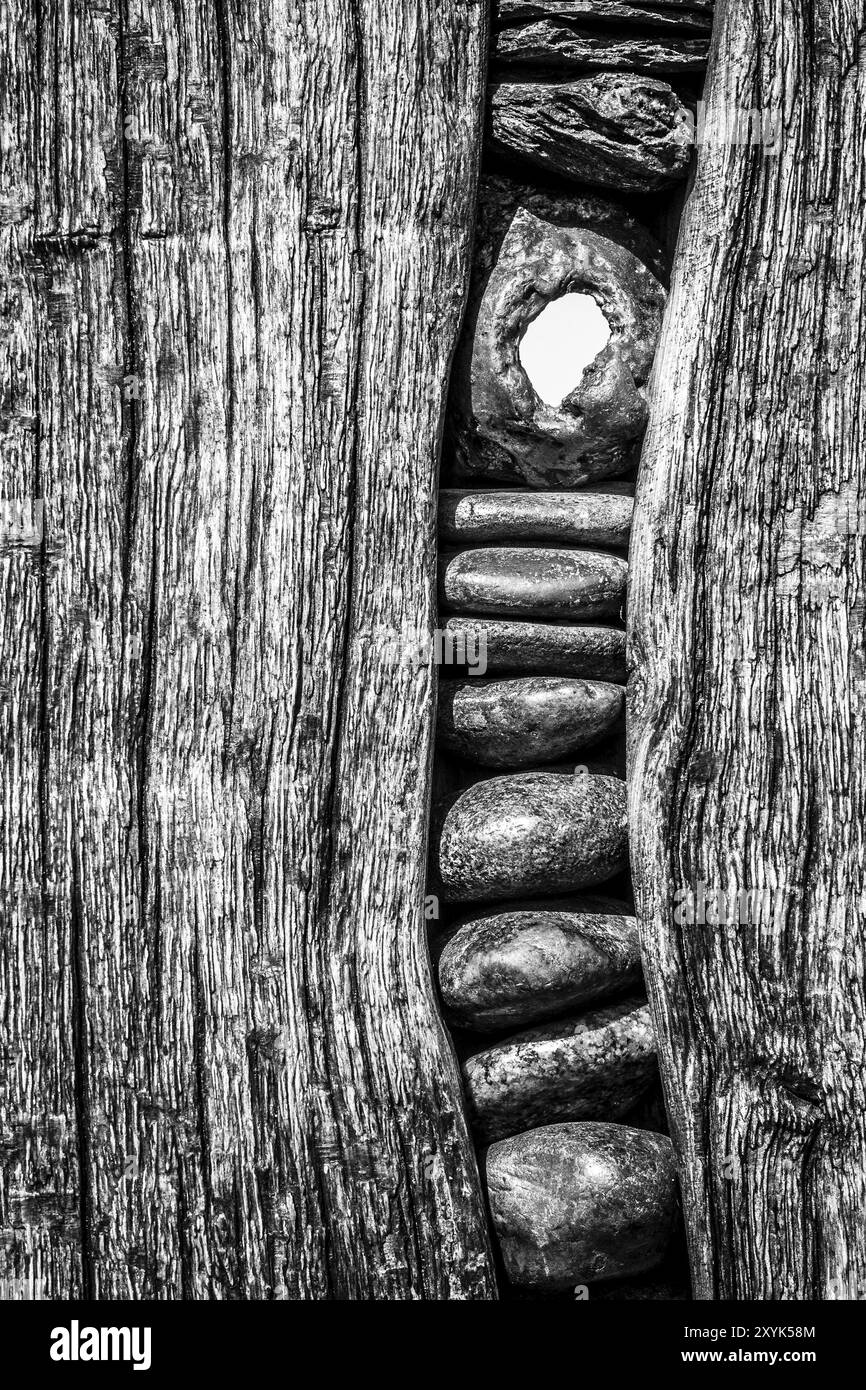 Kunstwerk aus Holz und Stein an der Ostseeküste Stockfoto