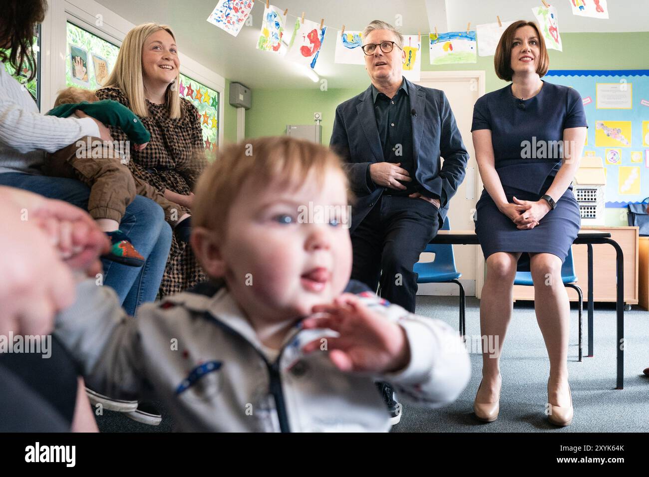 Aktenfoto vom 10. Oktober 06/24 von Sir Keir Starmer und Bridget Phillipson, dem Vorsitzenden der Labour Party, während eines Besuchs der Nursery Hill Primary School in Nuneaton, Warwickshire. Bildungsministerin Baroness Jacqui Smith beschrieb die Expansion 2025 in den frühen Jahren als „enorm großen Job“ für die Regierung. Ab September 2025 hat sich das Bildungsministerium verpflichtet, 30 Stunden kostenlose Kinderbetreuung für die meisten berufstätigen Eltern von Kindern zwischen neun Monaten und dem Schulalter zu finanzieren, im Einklang mit den Verpflichtungen der ehemaligen konservativen Regierung. Ausgabedatum: Freitag August Stockfoto
