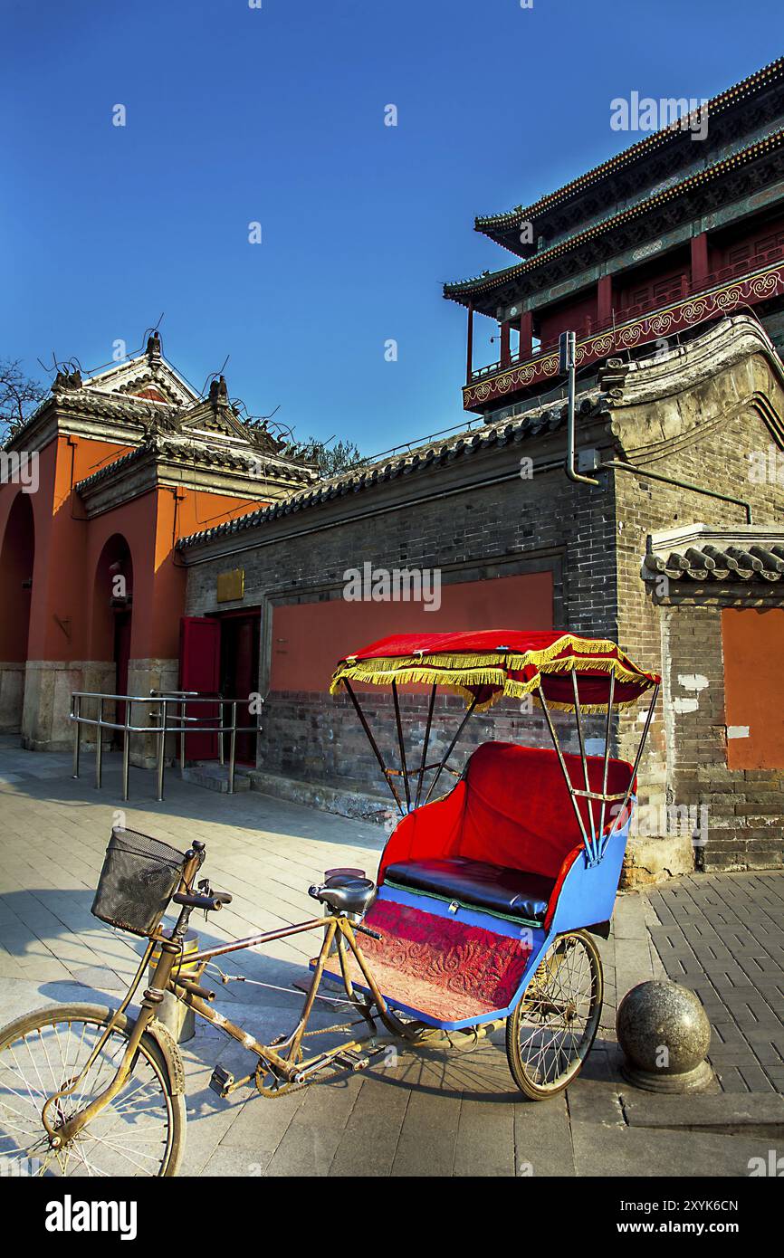 Rikscha im Trommelturm in Peking Stockfoto