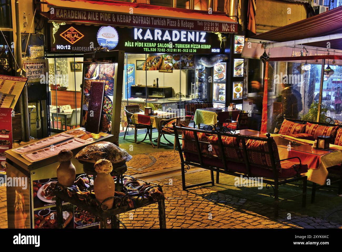 ISTANBUL, TÜRKEI, 24. April 2017: Restaurants sind eine großartige touristische Attraktion und ein wichtiger Teil des Nachtlebens in der Nachbarschaft von Sultan Ahmed Mo Stockfoto