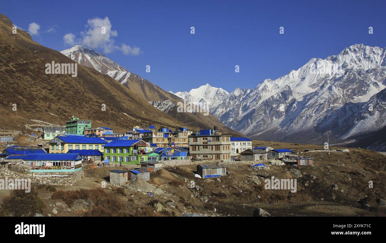 Wunderschöne Landschaft im Langtang-Tal, Nepal. Schneebedeckte Berge und Dorf Kyanjin Gumba Stockfoto