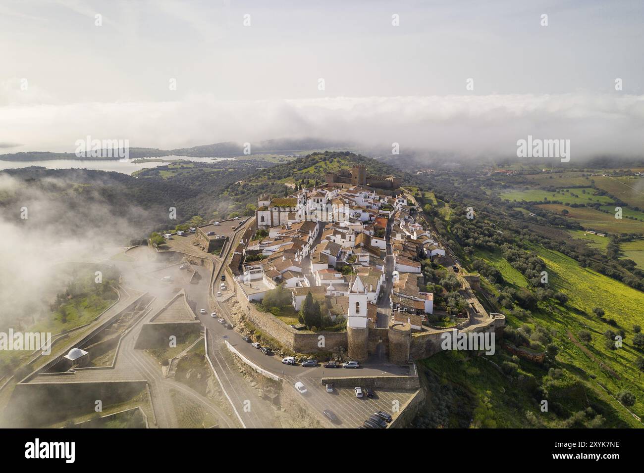 Monsaraz Drohne aus der Luft auf die Wolken in Alentejo, Portugal, Europa Stockfoto