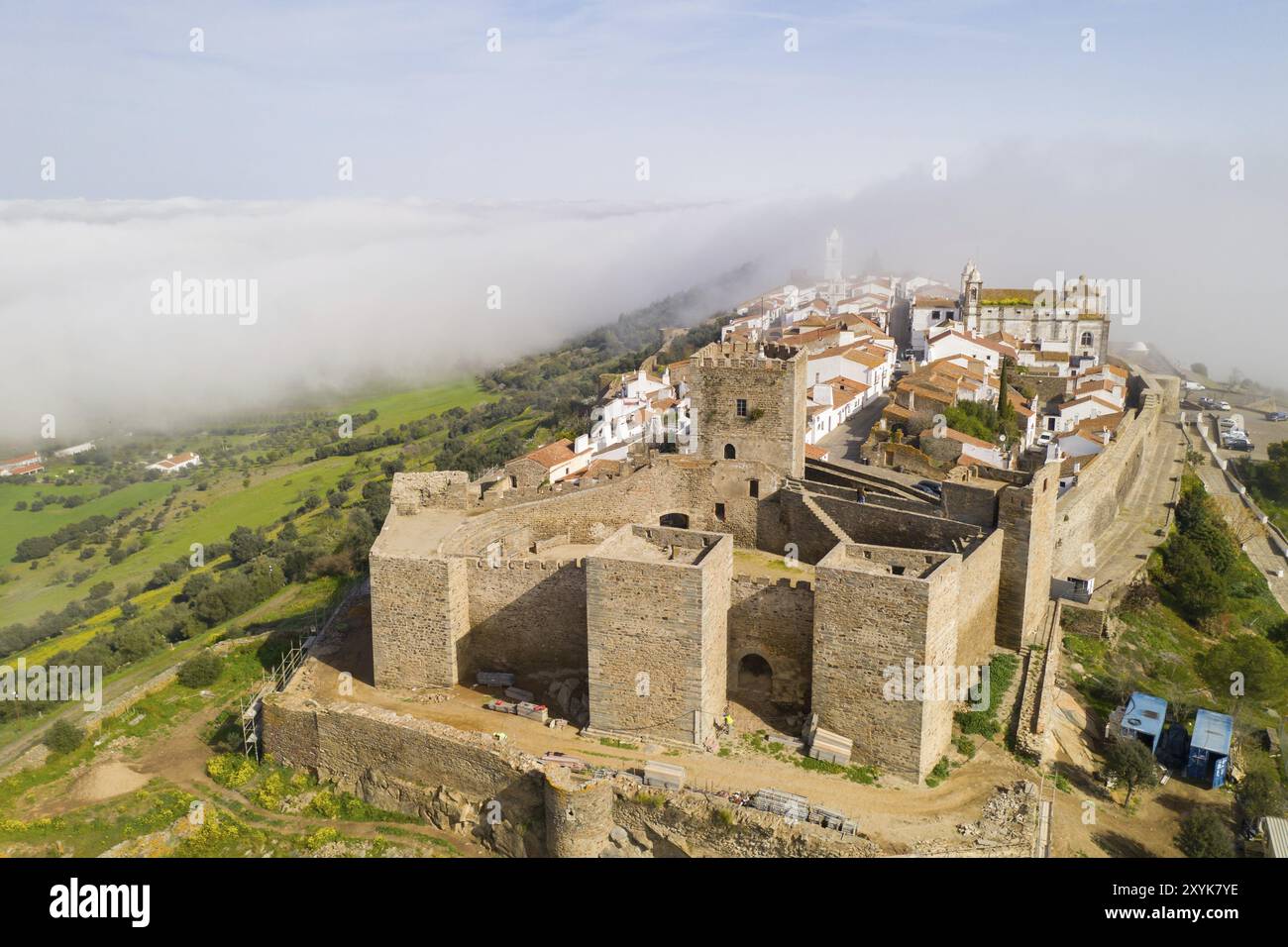 Monsaraz Drohne aus der Luft auf die Wolken in Alentejo, Portugal, Europa Stockfoto