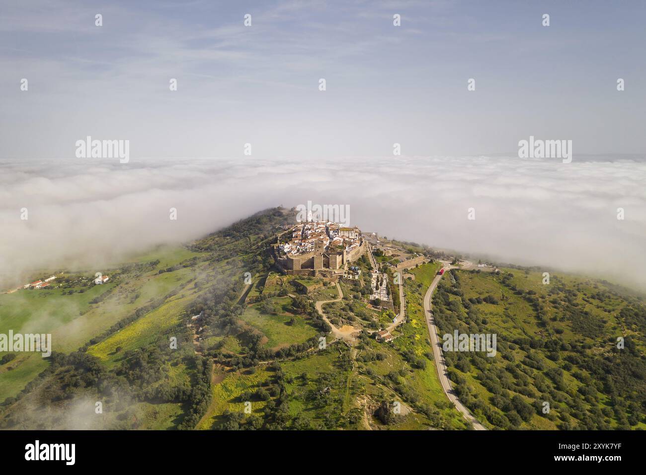 Monsaraz Drohne aus der Luft auf die Wolken in Alentejo, Portugal, Europa Stockfoto