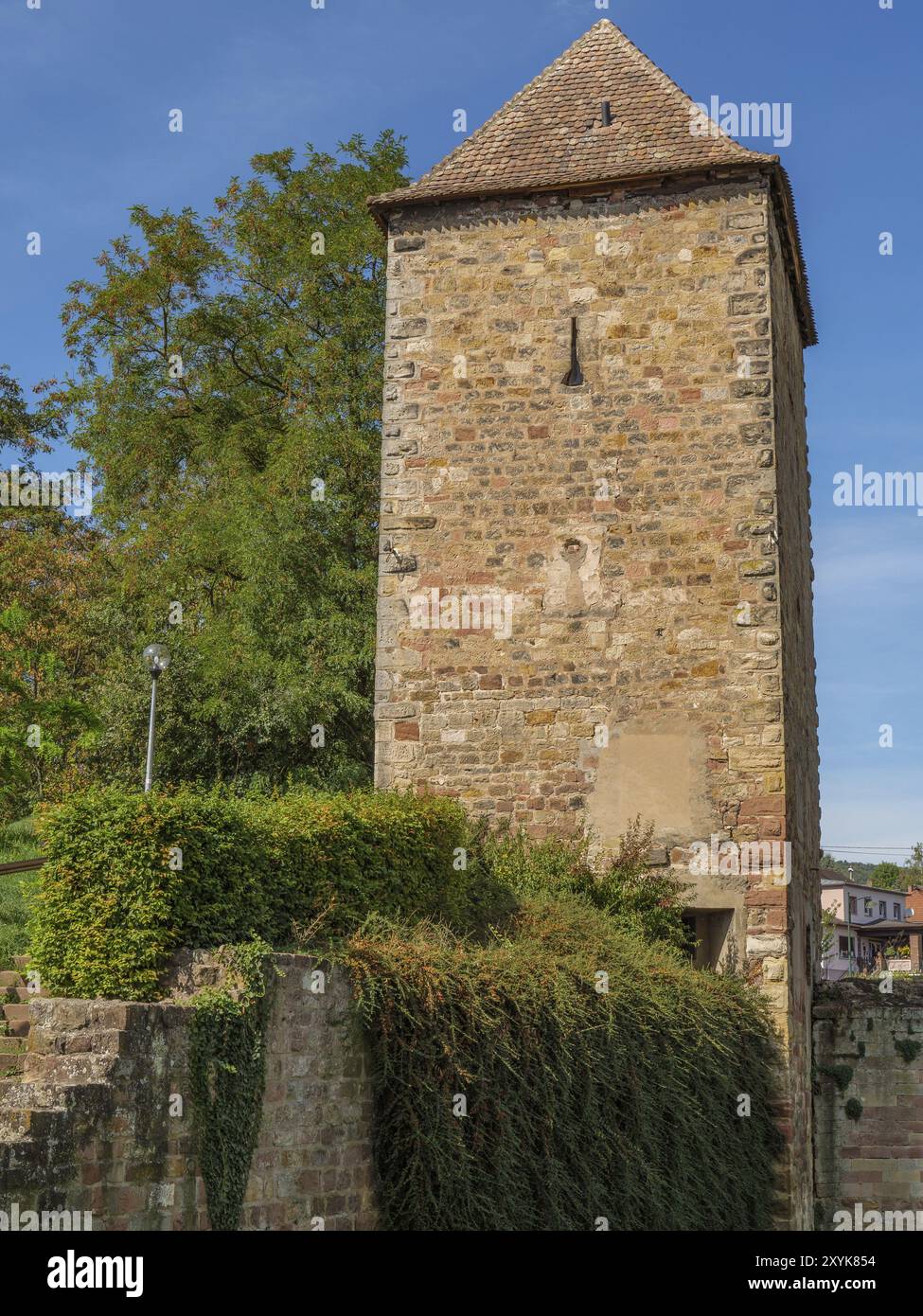 Mittelalterlicher Steinturm umgeben von Vegetation, historischem Flair und architektonischen Details, Weissenburg, Elsass, Frankreich, Europa Stockfoto