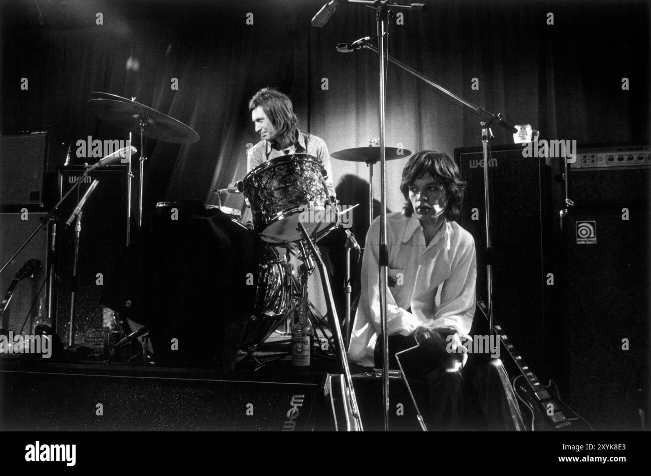 The Rolling Stones, Mick Jagger und Charlie Watts, eine Probe am Institute of Contemporary Arts (ICA) London. Keith Richards High on Rock and Roll ist gerade auf der Bühne zusammengebrochen und alles ist zum Stillstand gekommen. London, England 1971 1970er Jahre, Großbritannien HOMER SYKES Stockfoto