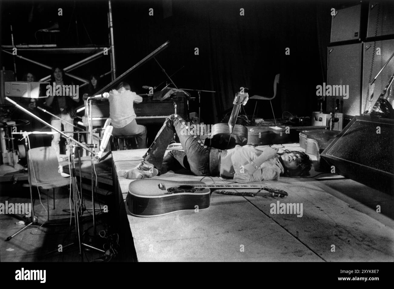 Rock and Roll Excess 1970s UK. Keith Richards von den Rolling Stones High on Hope and Rock and Roll bei einer Probe am Institute of Contemporary Arts (ICA) London. Er ist auf der Bühne zusammengebrochen und die Proben sind zu Ende gegangen. London, England 1971 1970er Jahre, Großbritannien HOMER SYKES Stockfoto