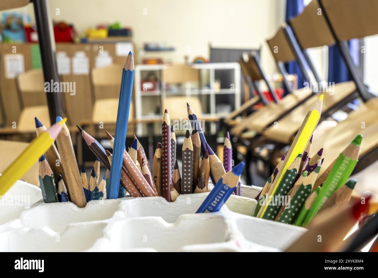 Klassenzimmer der vierten Klasse, nach der Schule ist das Gebäude älter, aber in gutem Zustand, mit Buntstiften Stockfoto