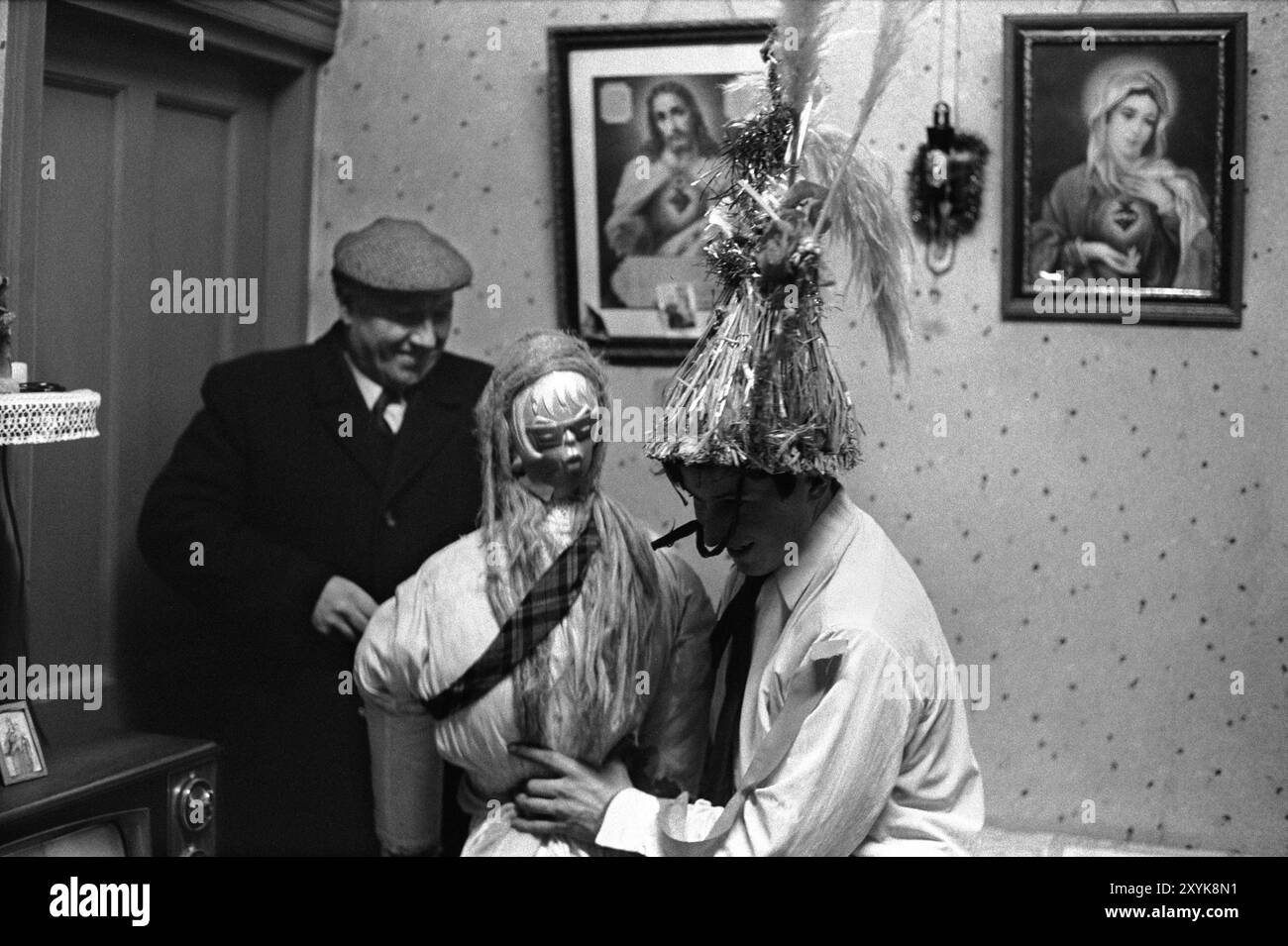 Sie war eine heidnische Göttin des vorchristlichen Irlands. Der 1. Februar ist ihr Heiligentag. Biddy Boys tragen eine Verkleidung und gehen von Haus zu Haus in Pub, spielen Musik, tanzen, singen, feiern das Festival von Imbolc; Anfang des Frühlings dauert die Feier mehrere Tage. Killorglin, County Kerry, Eire, Südirien 2. Februar 1972 1970, Eire HOMER SYKES Stockfoto