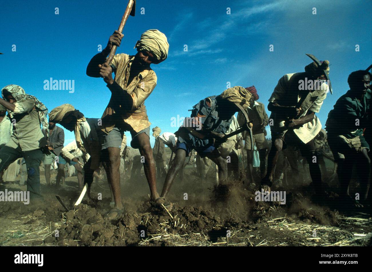 Dorfbewohner mit Stichäxten bauen einen neuen Damm, um ihrem Dorf in der Region Tigray im Norden Äthiopiens zu helfen. Stockfoto