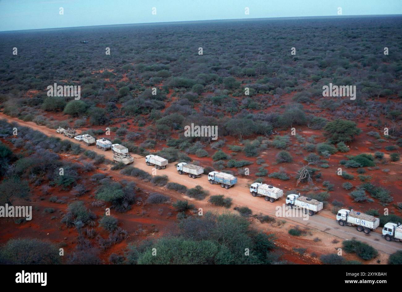 Die US-Marines begleiten UN-LKWs in einem Konvoi, der Lebensmittel zu Dörfern außerhalb von Baidoa, Somalia, transportiert. Stockfoto