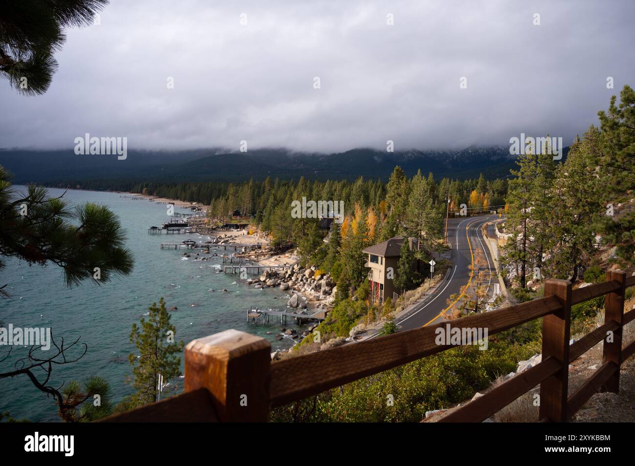 Blick auf das felsige Ufer des Lake Tahoe vom Wanderweg oben Stockfoto