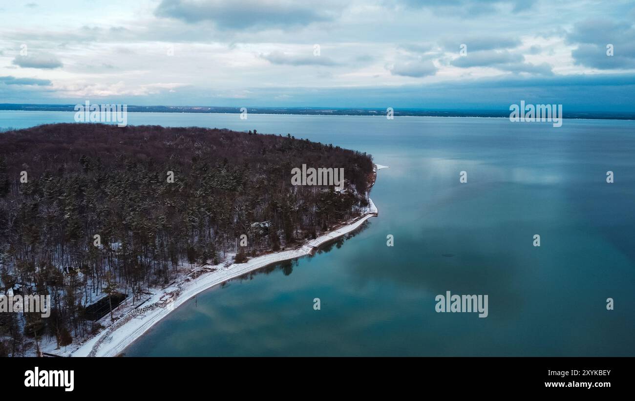 Drohnenaufnahme der Old Mission Peninsula auf dem Lake Michigan im Winter Stockfoto