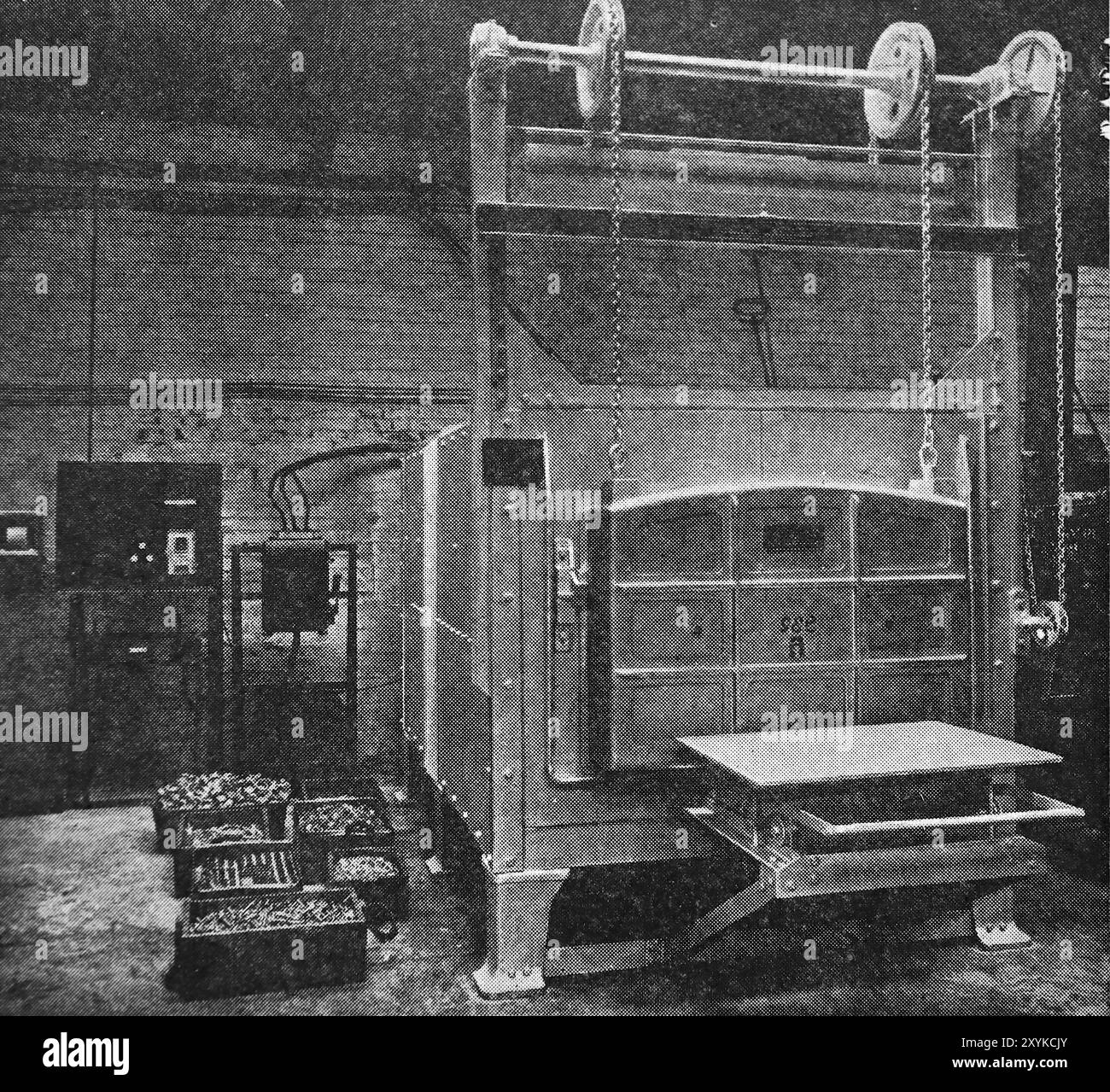 Der Elektroofen G.E.C. (London, England) für Einsatzhärtung. Diese Fotografie stammt von einer großen Auswahl von hauptsächlich nicht zugeschriebenen technischen Illustrationen und gedruckten Fotos, die ursprünglich 1936 veröffentlicht wurden. Größe und Qualität der Originale sind sehr unterschiedlich. Stockfoto