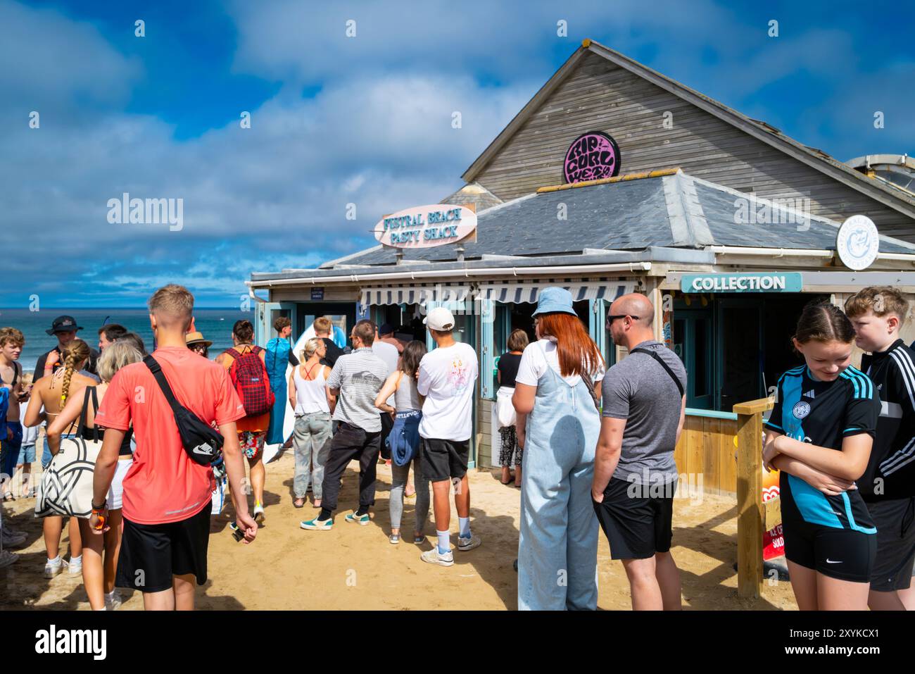 Urlauber stehen in der Fistral Beach Pasty Shack am Fistral Beach in Newquay in Cornwall, Großbritannien. Stockfoto